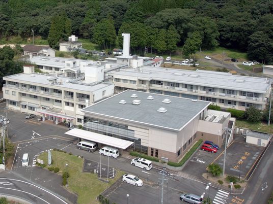 森に囲まれた建物外観  