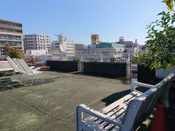 市街地の緑豊かな屋上