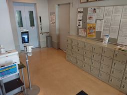 鍵付きロッカーと廊下