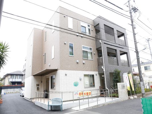 ベージュの建物外観