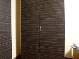 シンプルなデザインのクローゼット