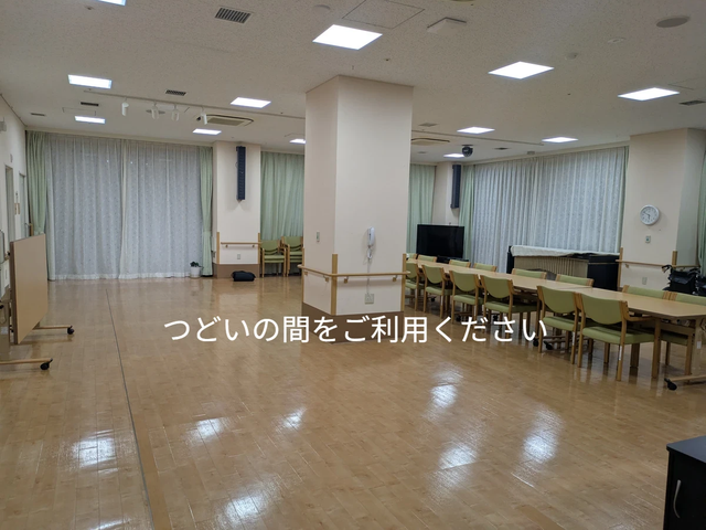 広い食堂と椅子の並ぶ空間 食堂   広々とした床面が印象的な食堂です。長机と椅子が整然と並び、落ち着いて過ごしやすい雰囲気です。