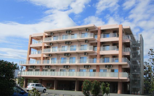 バルコニー付きの建物外観 外観   バルコニーが並ぶ落ち着いた外観です。空が大きく見え、明るい雰囲気が伝わります。