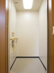 シンプルなエレベーター内部