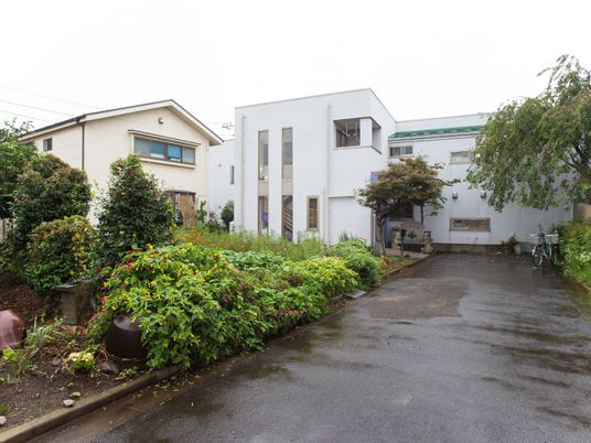 緑に囲まれた建物外観