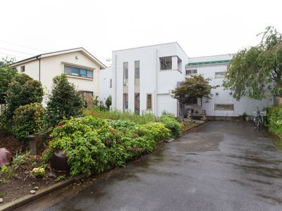 緑に囲まれた建物外観