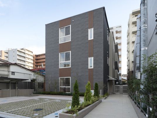 モダンな外観の建物