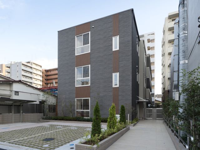 モダンな外観の建物 外観 心地よく働ける環境を備えた、モダンなデザインの建築物です。清潔感あふれるこの場所で、私たちと一緒に働きませんか？