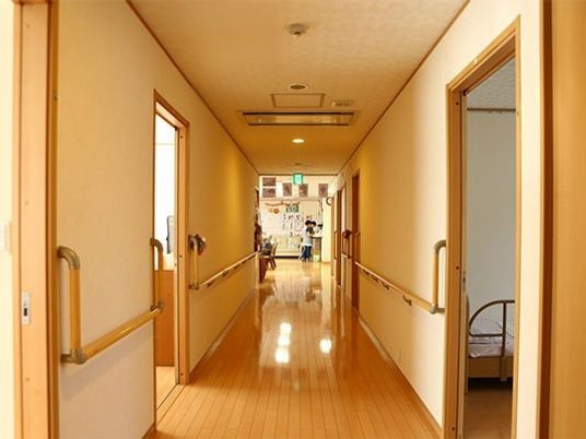 明るい廊下の景観