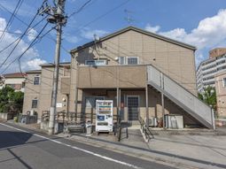 施設の明るい外観