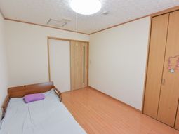 明るい居室の一角
