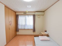 居室のエアコンとベッド