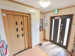 玄関エリアの明るい空間