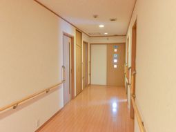 廊下の明るいイメージ