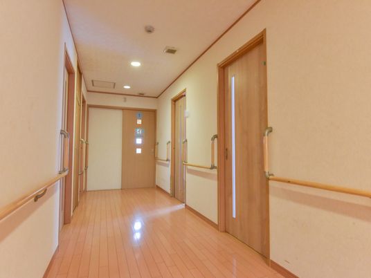 手すり付きの温かみのある廊下