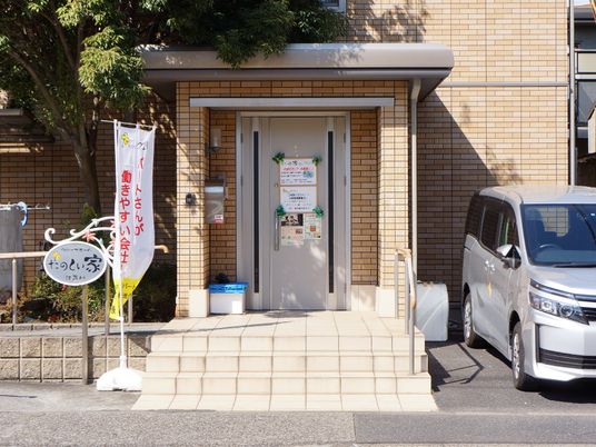エントランスの日中景色