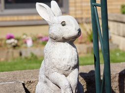 うさぎのオブジェがある庭