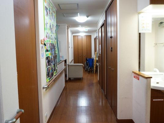 廊下と掲示物が見える景色