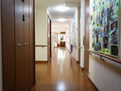 廊下に掲示物がある風景