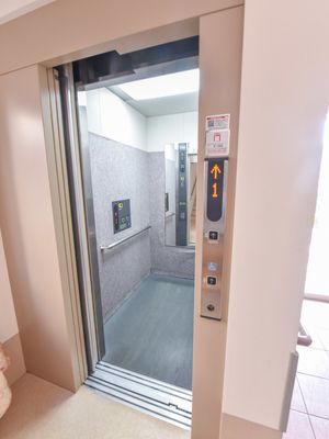 広々としたエレベーター