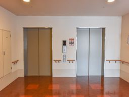 エレベーター前の廊下