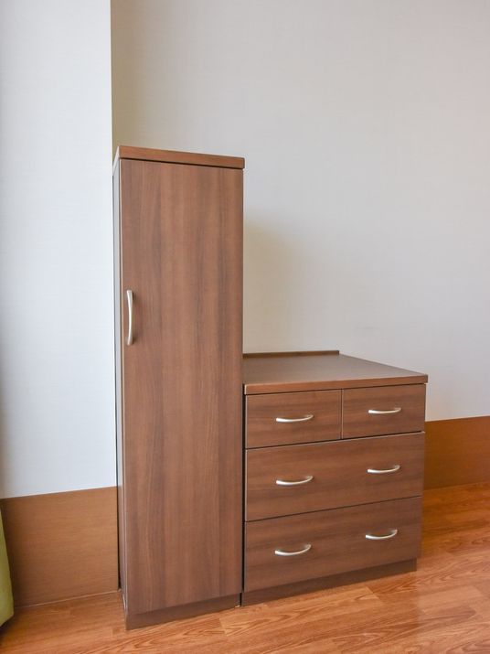 シンプルな家具の居室