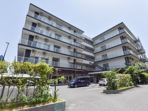 明るい建物の外観