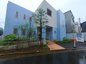 青い壁の外観