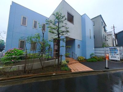 青い壁の外観