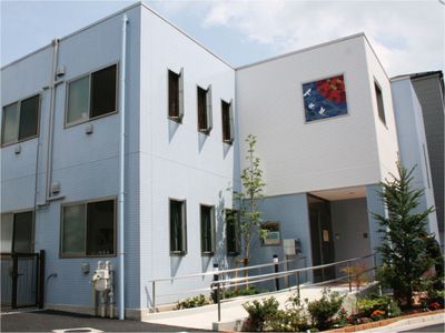 明るい建物の外観