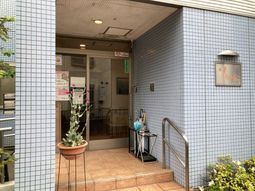 明るい入り口のエントランス