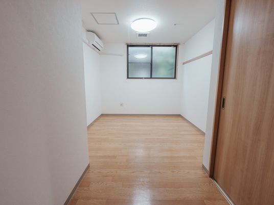 落ち着いた雰囲気の居室