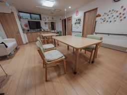 テーブルと椅子がある部屋
