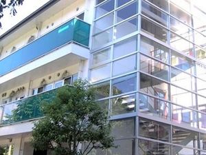モダンな建物の外観