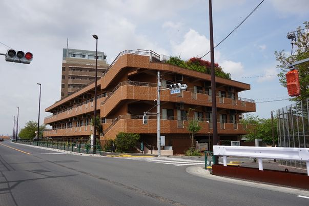 茶色の多階建て建物外観