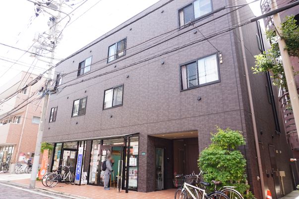 茶色の建物のエントランス