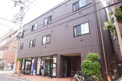 茶色の建物のエントランス