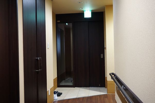 廊下に面した開閉式の扉