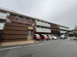 落ち着いた色彩の外観