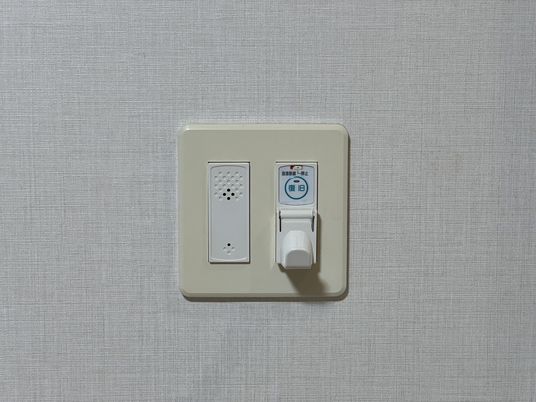 呼び出し機のついた壁