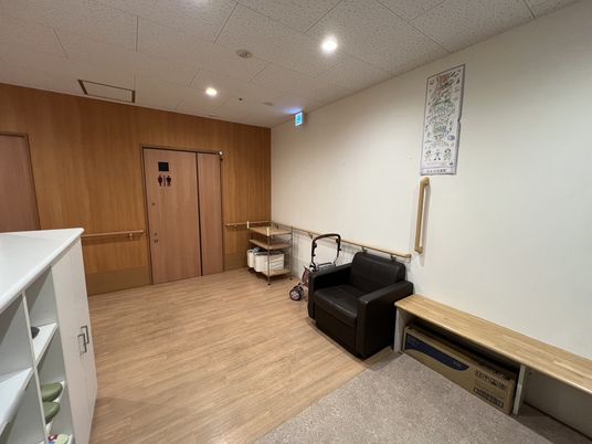 落ち着いた雰囲気の待合室