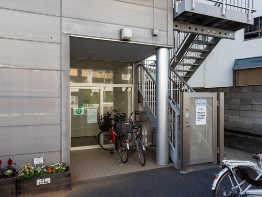 エントランスと自転車