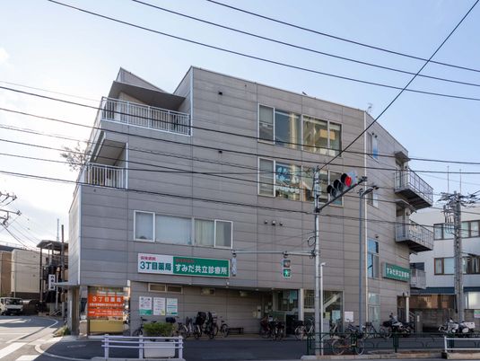 道路沿いの建物外観