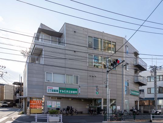 道路沿いの建物外観