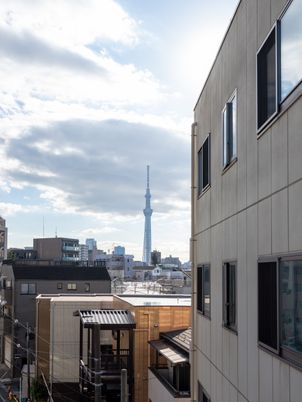 遠くにタワーの見える建物
