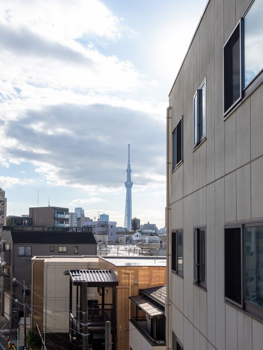 遠くにタワーの見える建物