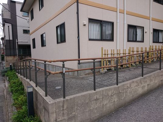 手すり設置のある外観