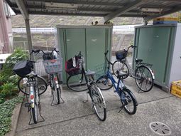 駐輪場のある施設外観