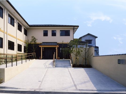 建物正面の外観  