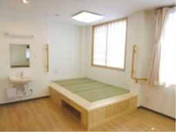 明るい居室の一角